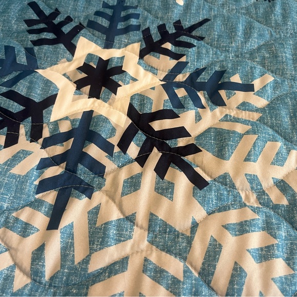 Three piece Blue Snowflake Quilt Set. Full size bed - Picture 3 of 4
